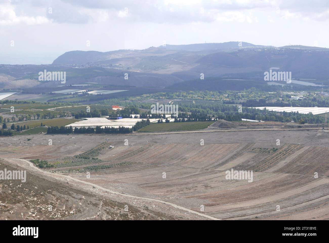 Libanon-Israel-Grenze von Maroun al Ras, Libanon, 20. Oktober 2023. Maroun Al Ras, eine Festung der Hisbollah auf einem Hügel, einen Kilometer von der Grenze entfernt, war in den letzten Tagen Schauplatz vieler Kämpfe. Berichten zufolge wurden am 17. Oktober fünf Hisbollah-Kämpfer bei einem israelischen Luftangriff getötet; in der Nacht danach wurde die Statue des iranischen Militäroffiziers Qasem Soleimani von der IDF im „Iran Garden“, einem Symbol des iranischen Einflusses in der Region, angegriffen und zerstört. Die eigentliche Grenze zwischen den beiden Ländern ist die weiße Mauer in der Mitte des Fotos, die von der UN "die blaue Linie" genannt wird. (Foto Stockfoto