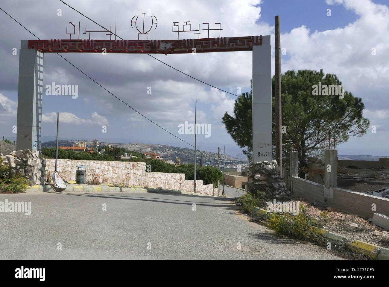 The Entrance of Iran Garden, Maroun al Ras, Libanon, 20. Oktober 2023. Maroun Al Ras, eine Festung der Hisbollah auf einem Hügel, einen Kilometer von der Grenze entfernt, war Schauplatz vieler Kämpfe in den letzten Tagen. Berichten zufolge wurden am 17. Oktober fünf Hisbollah-Kämpfer durch einen israelischen Luftangriff getötet; in der Nacht danach wurde die Statue des iranischen Militäroffiziers Qasem Soleimani von der IDF in dem als „Iran Garden“ bekannten Park, einem Symbol des iranischen Einflusses in der Region, angegriffen und zerstört. Die eigentliche Grenze zwischen den beiden Ländern ist die weiße Mauer in der Mitte des Fotos, die von der UN "die blaue Linie" genannt wird. (Foto Stockfoto