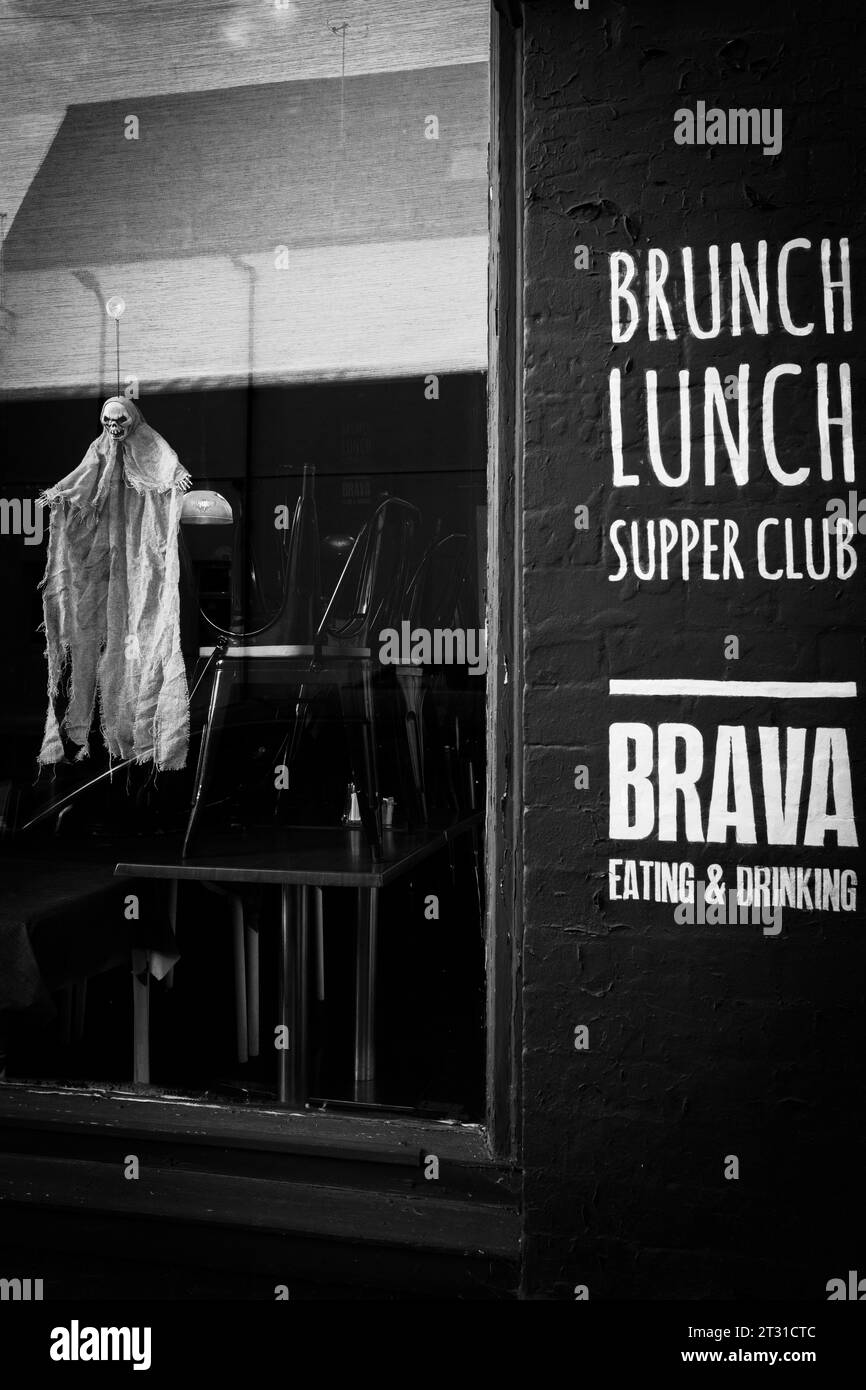 Halloween-Geister-Display. Cafe-Fenster, Spooky, Herbst, Feier. Verkleidung, Skelett. Wales. Stockfoto