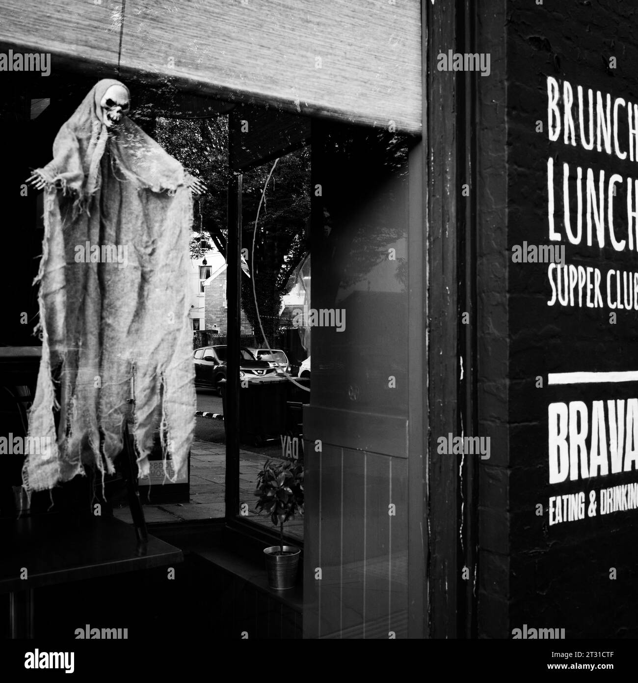 Halloween-Geister-Display. Cafe-Fenster, Spooky, Herbst, Feier. Verkleidung, Skelett. Wales. Stockfoto