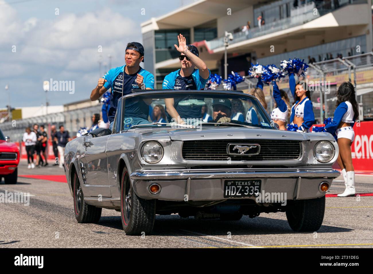 Austin, Usa. Oktober 2023. Der thailändische Formel-1-Pilot Alex Albon von Williams Racing und der amerikanische Formel-1-Pilot Logan Sargeant von Williams Racing nehmen am Sonntag, den 22. Oktober 2023, an der Fahrerparade vor dem Formel-1-Grand-Prix der USA auf dem Circuit of the Americas in Austin, Texas, Teil. Foto: Greg Nash/UPI Credit: UPI/Alamy Live News Stockfoto