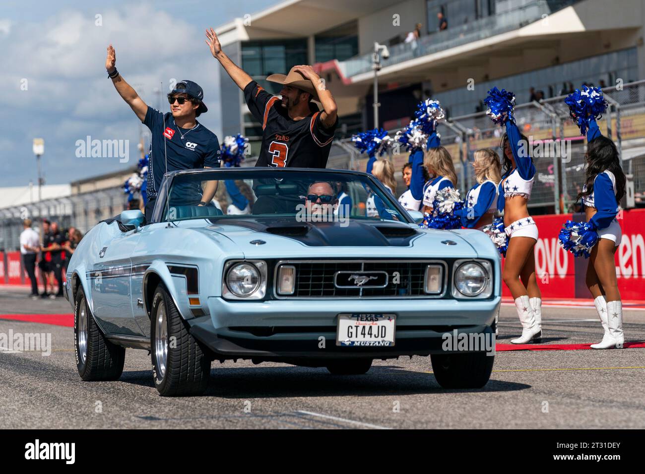 Austin, Usa. Oktober 2023. Der japanische Formel-1-Pilot Yuki Tsunoda von Scuderia AlphaTauri und der australische Formel-1-Pilot Daniel Ricciardo von Scuderia AlphaTauri nehmen am Sonntag, den 22. Oktober 2023, an der Fahrerparade vor dem Formel-1-Grand-Prix der USA auf dem Circuit of the Americas in Austin, Texas, Teil. Foto: Greg Nash/UPI Credit: UPI/Alamy Live News Stockfoto