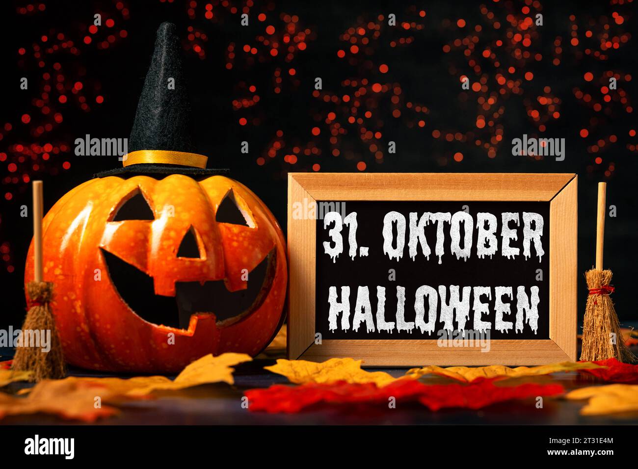 22. Oktober 2023: Kürbisdekoration geschnitzter Kürbis mit Hexenhut und einer Tafel mit Inschrift Oktober 31 Halloween. Halloween Grußkonzept FOTOMONTAGE *** Kürbis Dekoration geschnitzer Kürbis mit Hexenhut und einer Tafel mit Aufschrift 31. Oktober Halloween. Halloween Gruß Konzept FOTOMONTAGE Credit: Imago/Alamy Live News Stockfoto