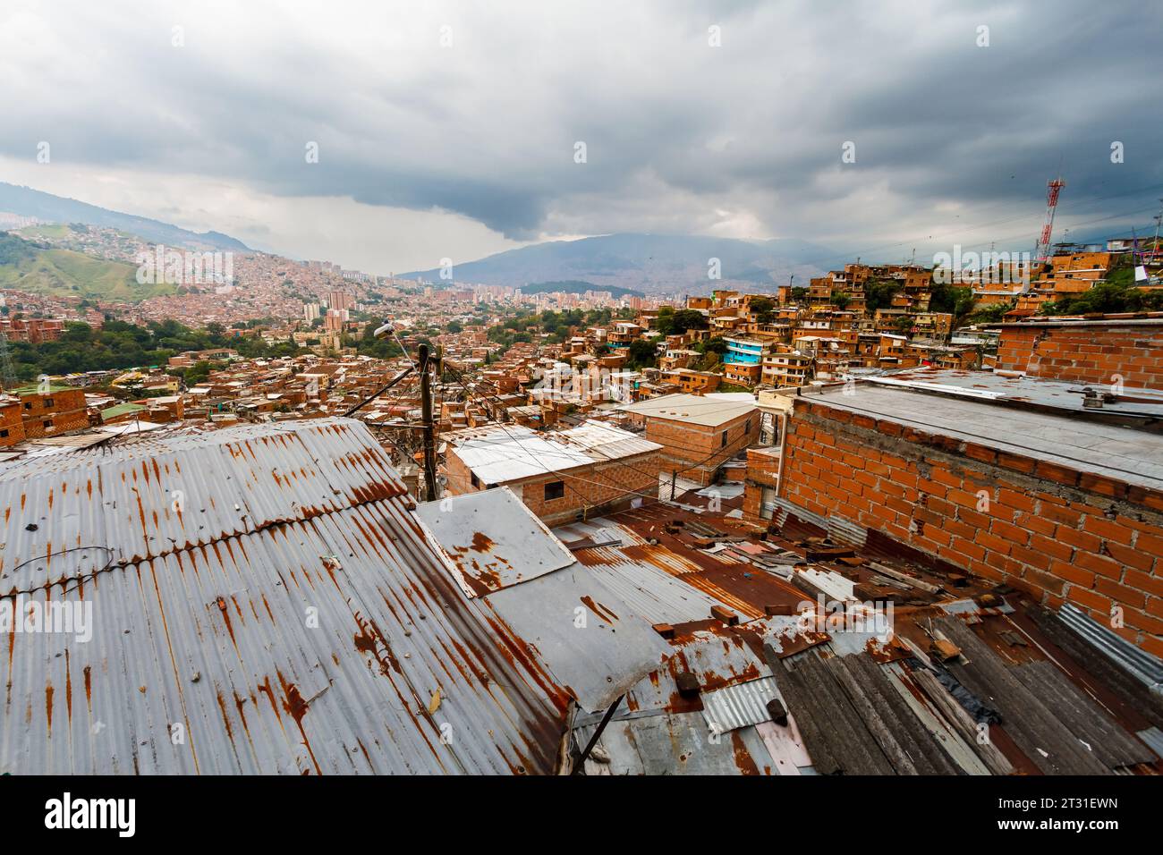 Panoramablick auf Comuna 13 in Medellin (Kolumbien) vom Dach eines Hauses Stockfoto