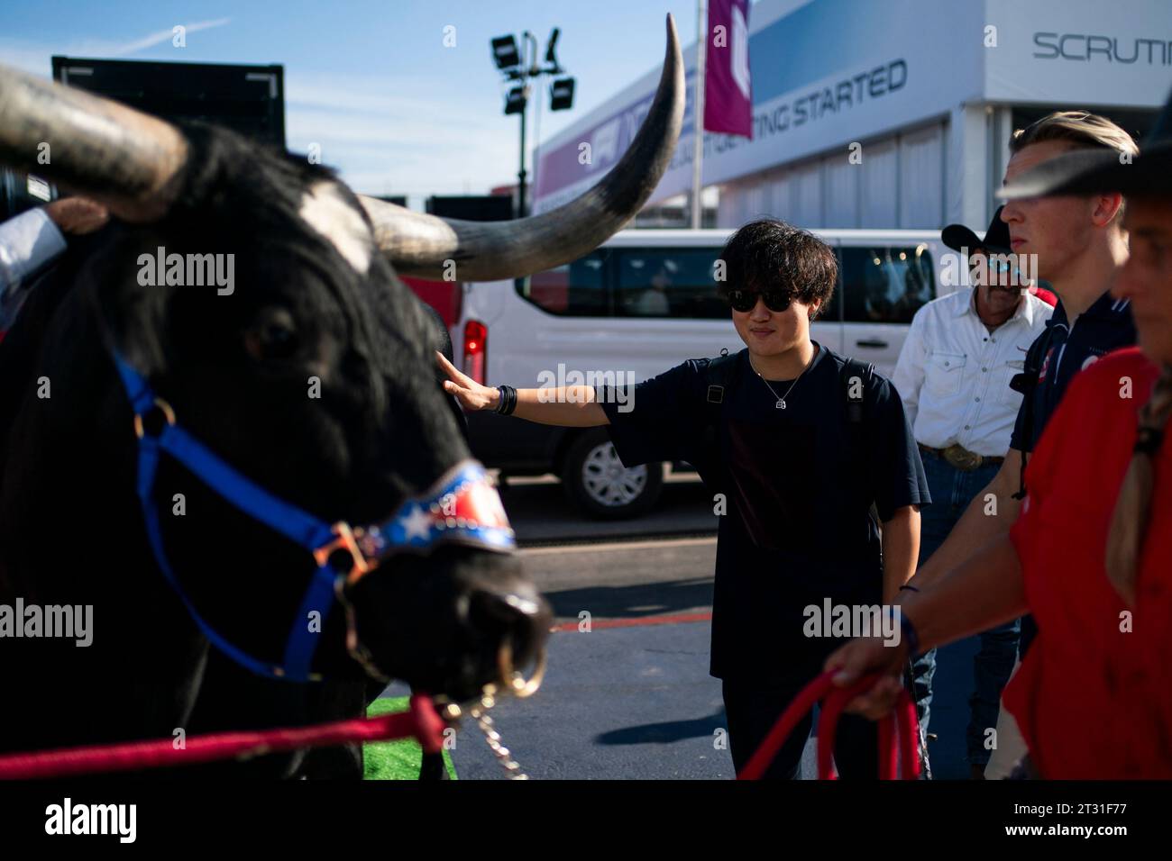 Austin, Usa. Oktober 2023. Der japanische Formel-1-Fahrer Yuki Tsunoda von Scuderia AlphaTauri streichelt einen Langhorn-Steer, als er am Sonntag, den 22. Oktober 2023, auf dem Circuit of the Americas in Austin, Texas, ankommt. Foto: Greg Nash/UPI Credit: UPI/Alamy Live News Stockfoto