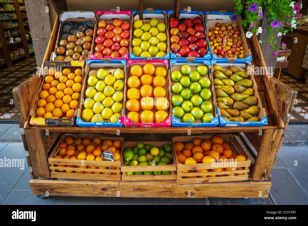 ICOD DE LOS VINOS, TENERIFFA, SPANIEN - 20. JULI 2023: Straßenladen in der Altstadt. Frisches Obst auf der Ausstellung. Stockfoto