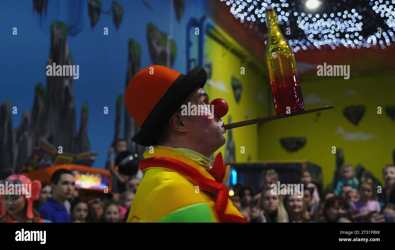 Serbien, Belgrad - 20. Juni 2023: Kindershow mit Clowns und Zaubertricks. Clip. Vorstellung mit Clown auf der Kinderparty drinnen. Hell Stockfoto