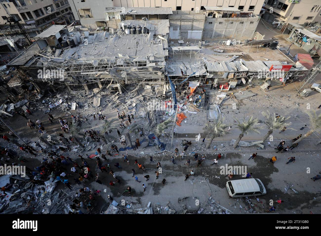 21. Oktober 2023: Gaza, Palästina. 22. Oktober 2023. Umfangreiche Zerstörungen im Flüchtlingslager Nuseirat im zentralen Gazastreifen nach dem Bombardement israelischer Raketen auf den Markt im Lager am Sonntag. Dutzende Tote und Verwundete wurden nach dem Bombardement gemeldet, das Teil einer großen israelischen Militäroperation im Gazastreifen ist (Foto: © Adel Al Hwajre/IMAGESLIVE via ZUMA Press Wire). Nicht für kommerzielle ZWECKE! Stockfoto