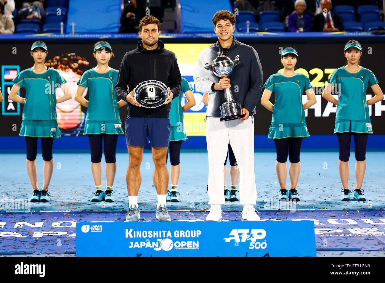 Tokio, Japan. Oktober 2023. (R zu L) Ben SHELTON (Gewinner) und Aslan KARATSEV (Zweiter) posieren für die Kameras während der Preisverleihung der Kinoshita Group Japan Open Tennis Championships 2023 im Ariake Coliseum. Dies ist das am längsten laufende ATP Tour-Turnier in Asien, das erstmals 1972 ausgetragen wurde. Das Turnier findet vom 16. Bis 22. Oktober statt. Shelton gewann mit 7:5, 6:1. (Kreditbild: © Rodrigo Reyes Marin/ZUMA Press Wire) NUR REDAKTIONELLE VERWENDUNG! Nicht für kommerzielle ZWECKE! Stockfoto