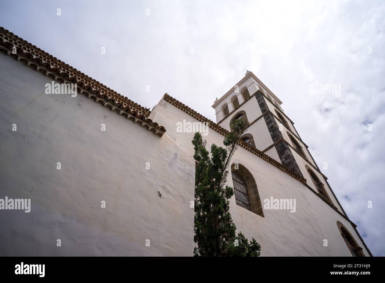Der Glockenturm der Kirche Santa Ana (Iglesia de Santa Ana). Die kleine Stadt Garachico an der Nordküste Teneriffas. Kanarische Inseln. Spanien. Stockfoto