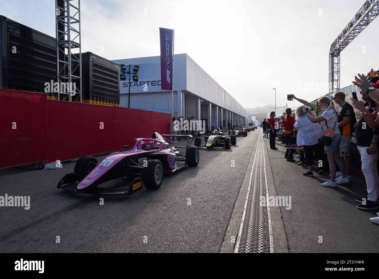 22. Oktober 2023: Fahrer der F1 Academy verlassen die Rennstrecke beim Formel 1 Lenovo United States Grand Prix, Circuit of the Americas. Austin, Texas. Mario Cantu/CSM. Stockfoto