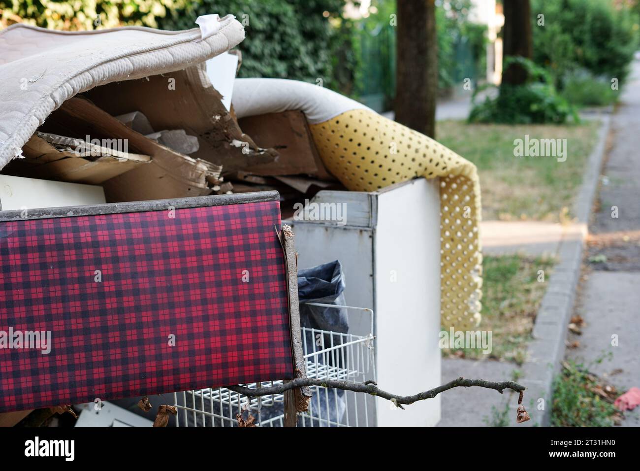 Müllhalde auf der Straße, Umweltprobleme, übermäßiger Verbrauch Stockfoto