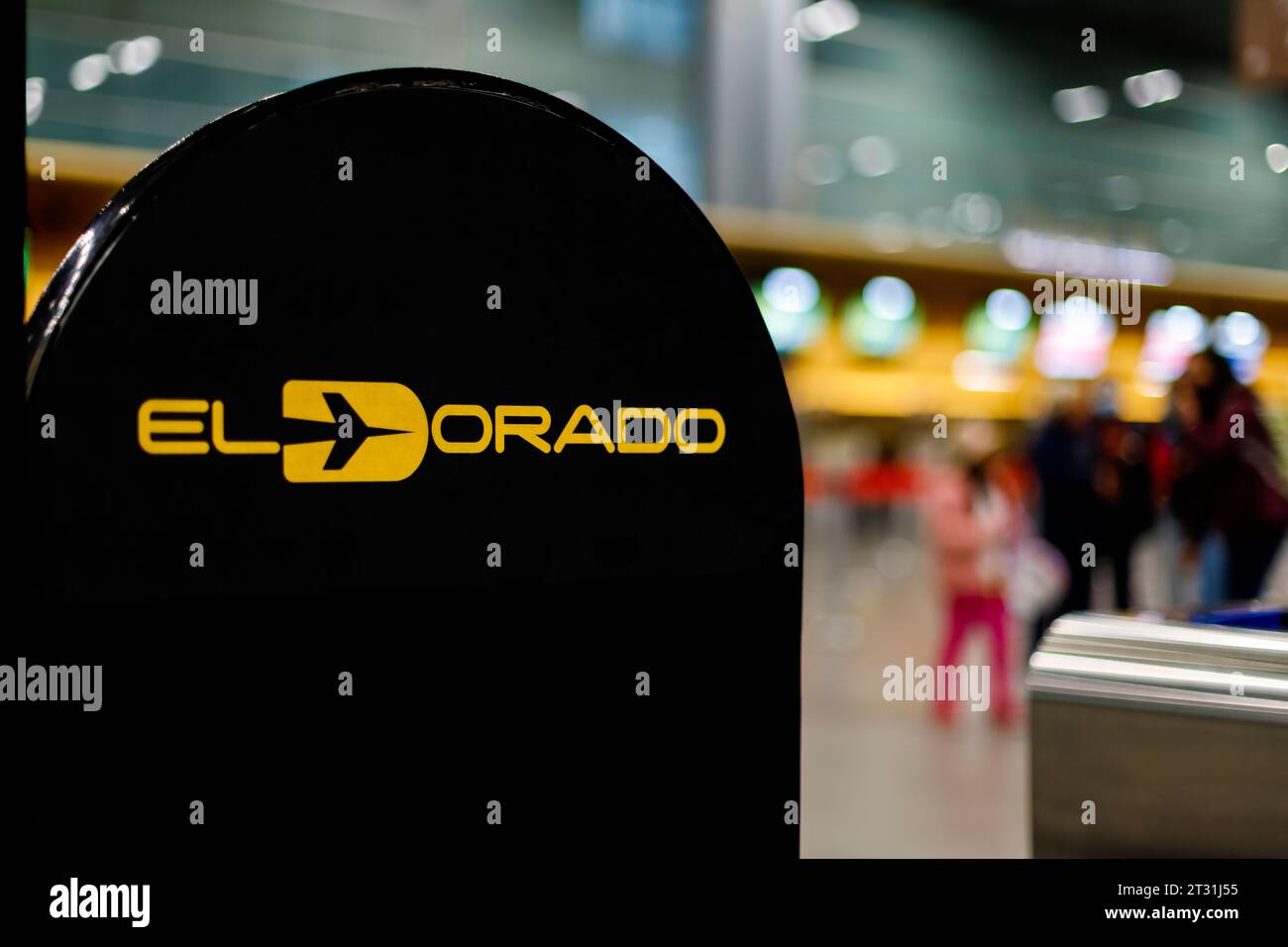Bogota, Kolumbien - 8. Januar 2023: Logoschild am Flughafen El Dorado am Check-in-Bereich Stockfoto
