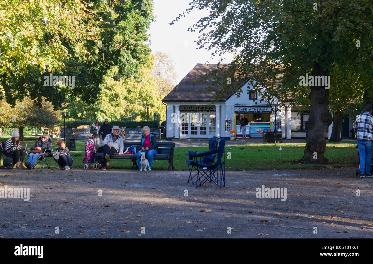 Cafe in the Park in Castle Park, Colchester, Essex, mit Leuten, die draußen sitzen und die Herbstsonne genießen. Stockfoto