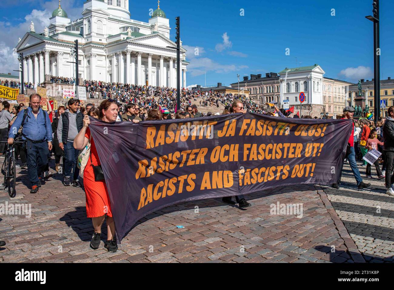 Rassisten und Faschisten raus! Demonstranten halten ein großes Banner auf mich, emme Vaikene! Anti-Rassismus-Demonstration Senatsplatz in Helsinki, Finnland. Stockfoto