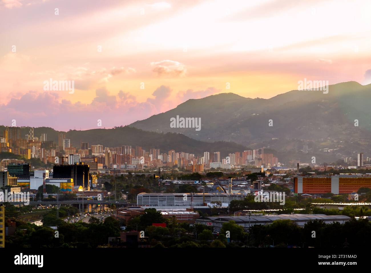 Panorama von Medellin (Kolumbien) während der Dämmerung Stockfoto