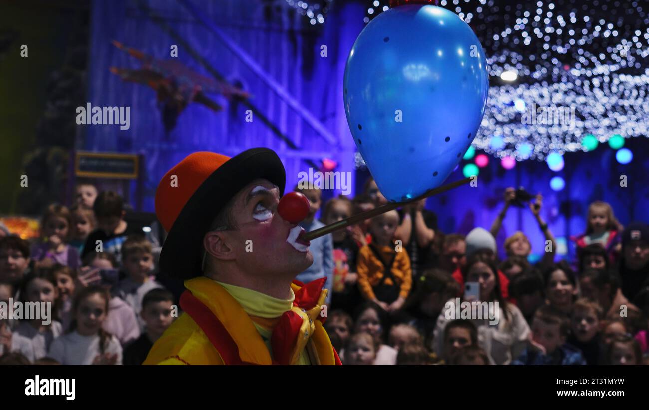 Serbien, Belgrad - 20. Juni 2023: Kindershow mit Clowns und Animatoren. Clip. Vorstellung mit Clown auf der Kinderparty drinnen. Hell Stockfoto