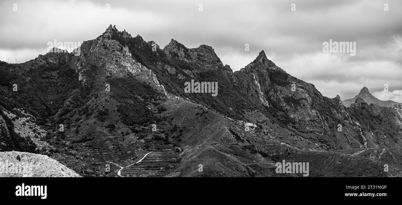 Blick auf die Berge im nördlichen Teil von Teneriffa. Kanarische Inseln. Spanien. Blick von der Aussichtsplattform - Mirador Risco Amogoje. Stockfoto