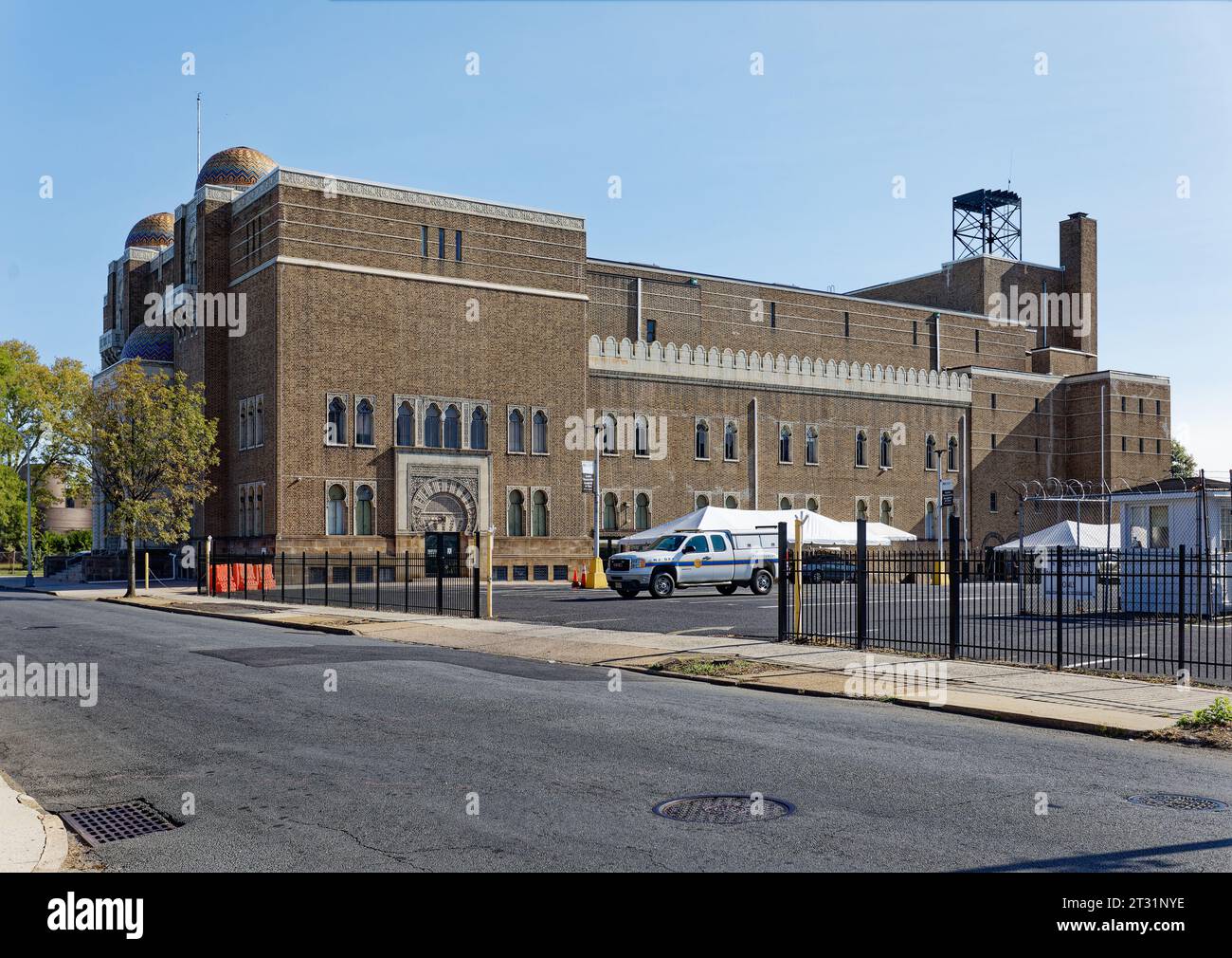 Ewing and Carroll, Trenton: Der ehemalige Crescent-Tempel, der heute von den Versammlungen der Pfingstkirche genutzt wird; Teil des Ewing/Carroll Historic District. Stockfoto