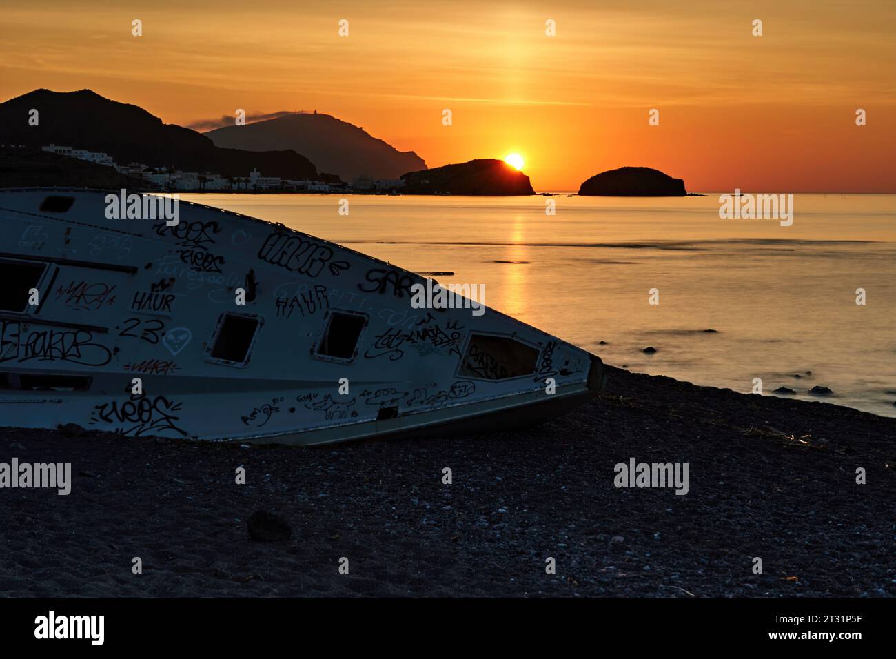 Sonnenaufgang am Strand von Los Escullos mit Blick auf La Isleta Stockfoto