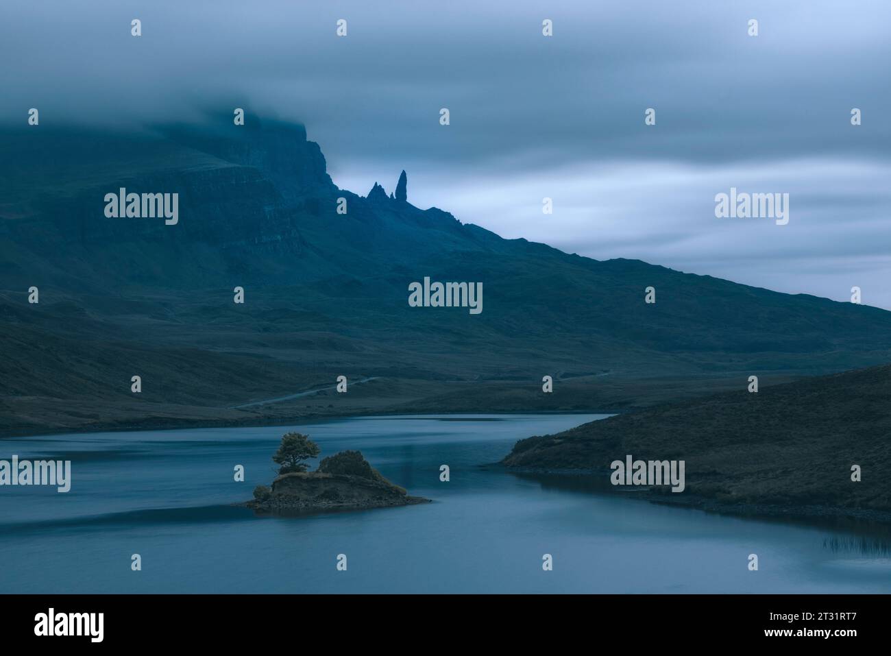 Am frühen Morgen am Loch Fada mit Blick auf den alten Mann von Storr auf der Isle of Skye, Schottland. Stockfoto
