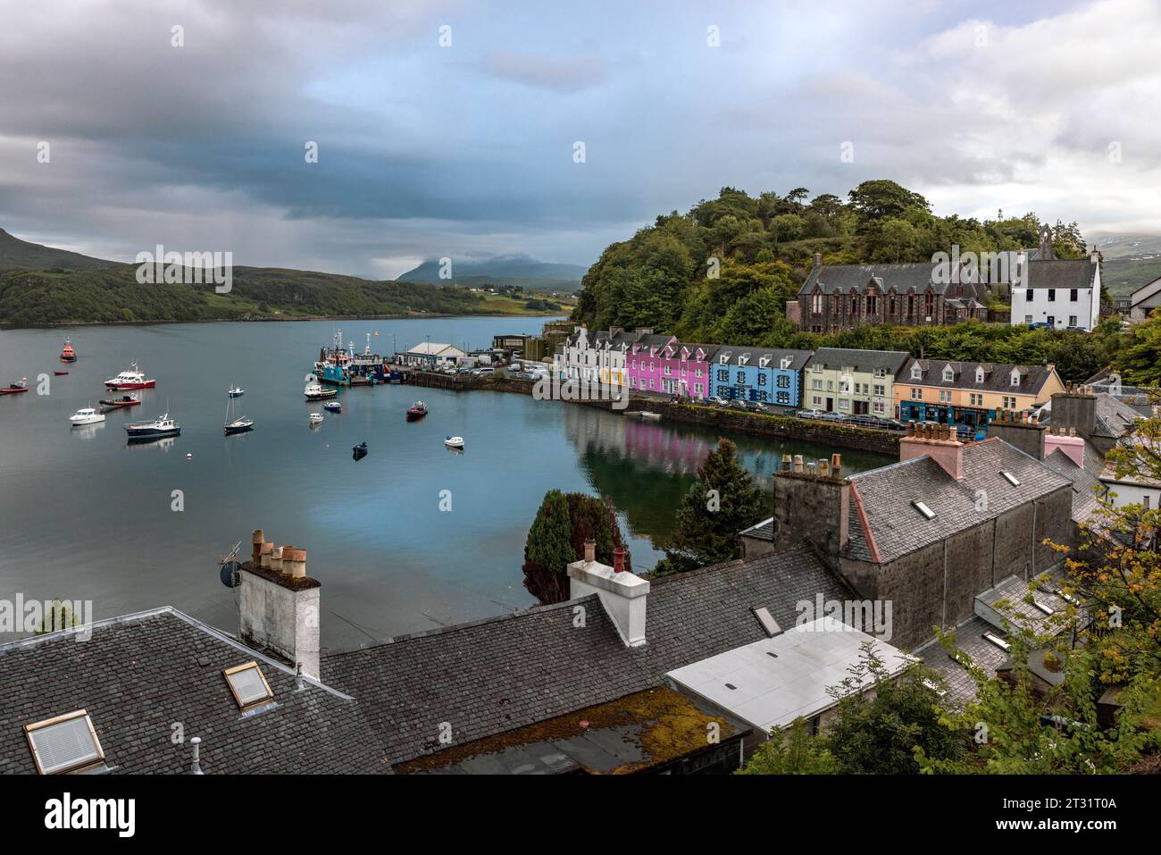 Farbenfrohe Häuser in georgianischer Architektur im Portree Harbour auf der Isle of Skye, Schottland. Stockfoto