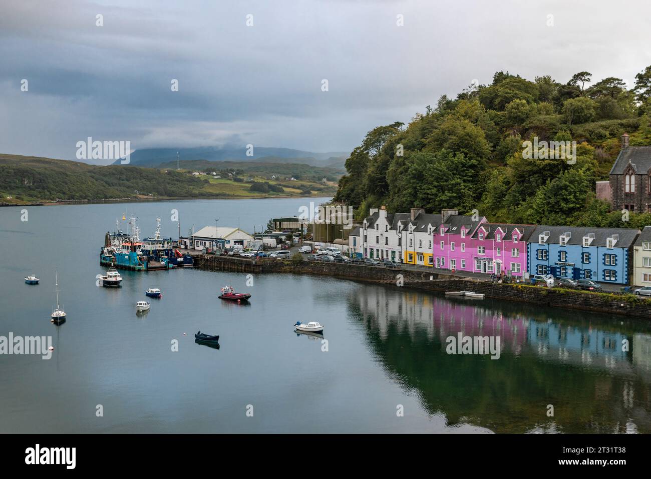 Farbenfrohe Häuser in georgianischer Architektur im Portree Harbour auf der Isle of Skye, Schottland. Stockfoto