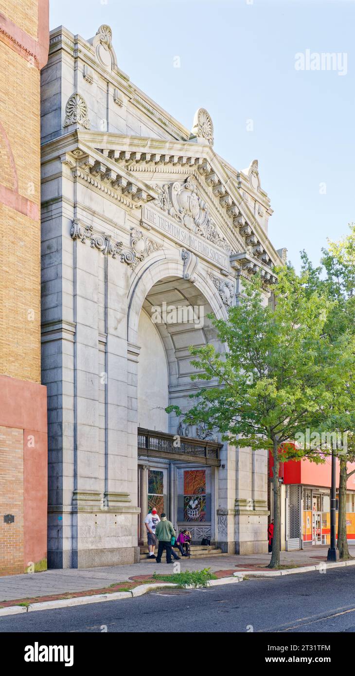 Hanover Academy, Trenton: Ehemalige Trenton Saving Fund Society Bank, 125 East State Street, ein schönes Steingebäude in Verfall. Stockfoto