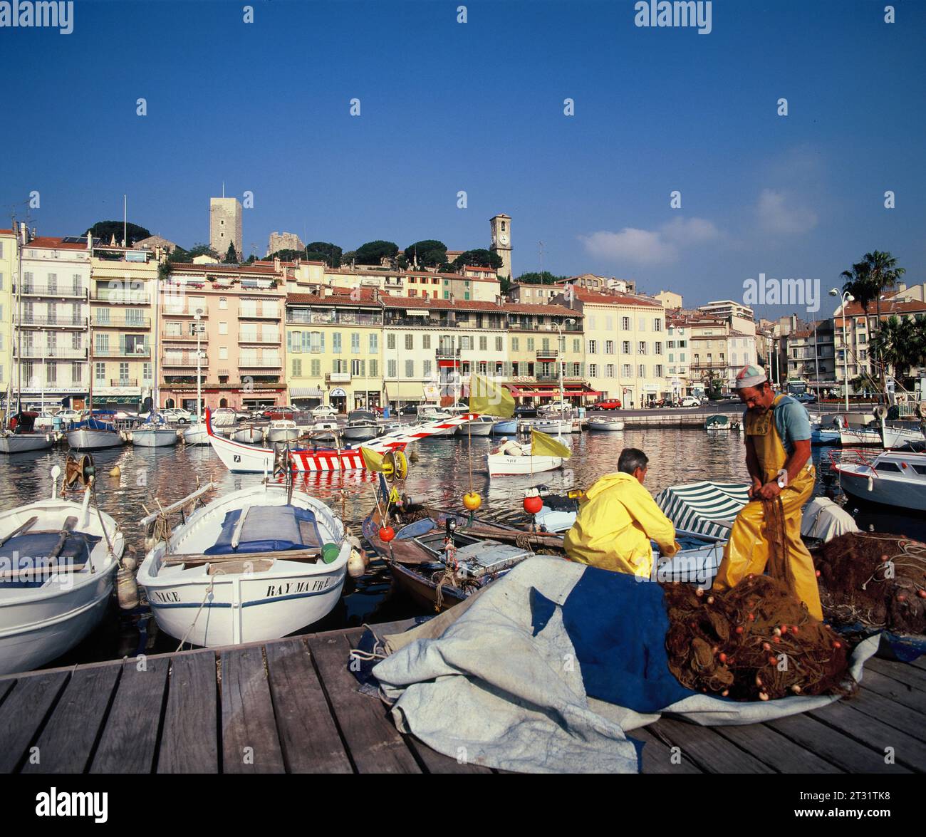 Frankreich. Provence-Alpes-Côte d'Azur. Cannes. Alter Hafen. Fischer am Ufer. Stockfoto