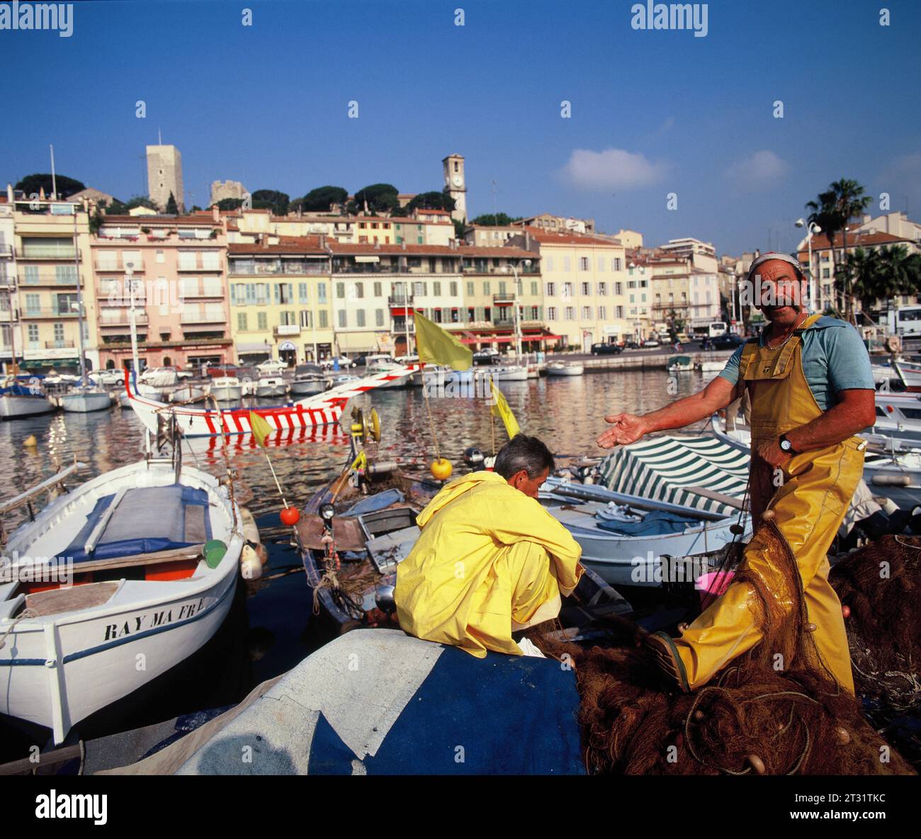 Frankreich. Provence-Alpes-Côte d'Azur. Cannes. Alter Hafen. Fischer am Ufer. Stockfoto