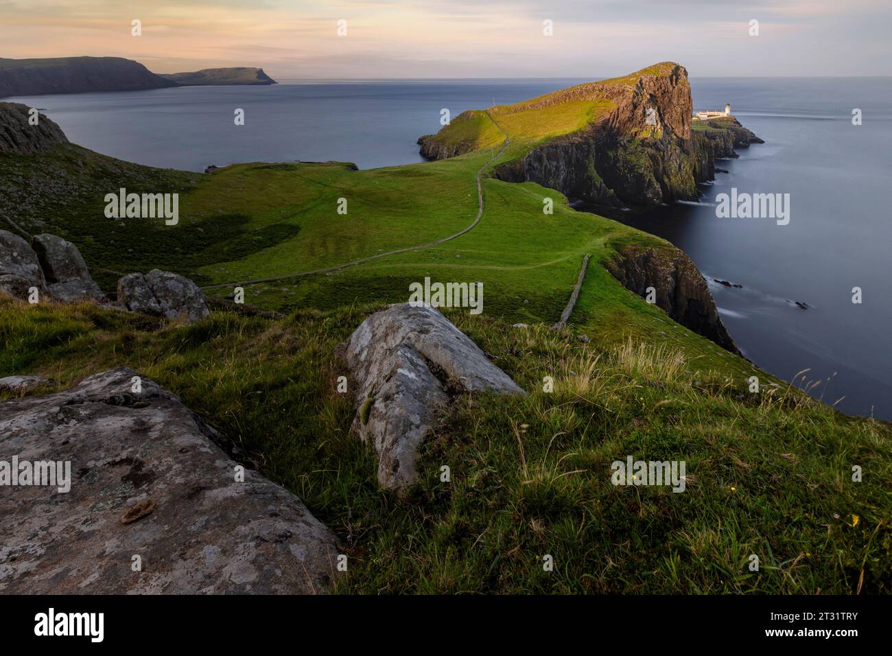 Neist Point ist eine dramatische Landzunge auf der Isle of Skye, mit hohen Klippen, dramatischen Felsformationen und einem berühmten Leuchtturm. Stockfoto