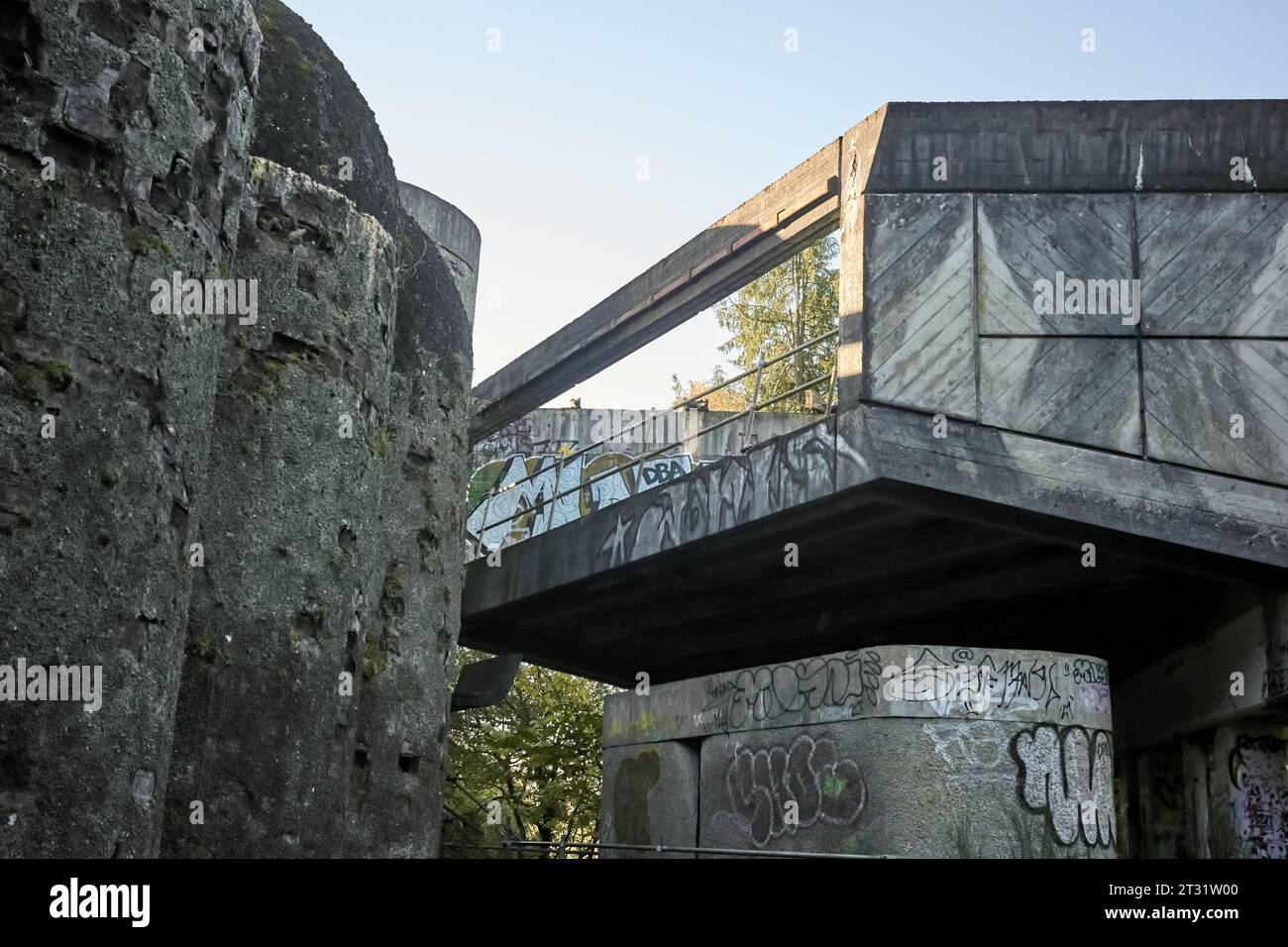 St. Peter's Semenary auf dem Anwesen Kilmahew in der Nähe von Cardross, Dumbarton, Schottland. Ein brachliegendes, brutalistisches Betongebäude in Wäldern, das mit Graffiti bedeckt ist Stockfoto