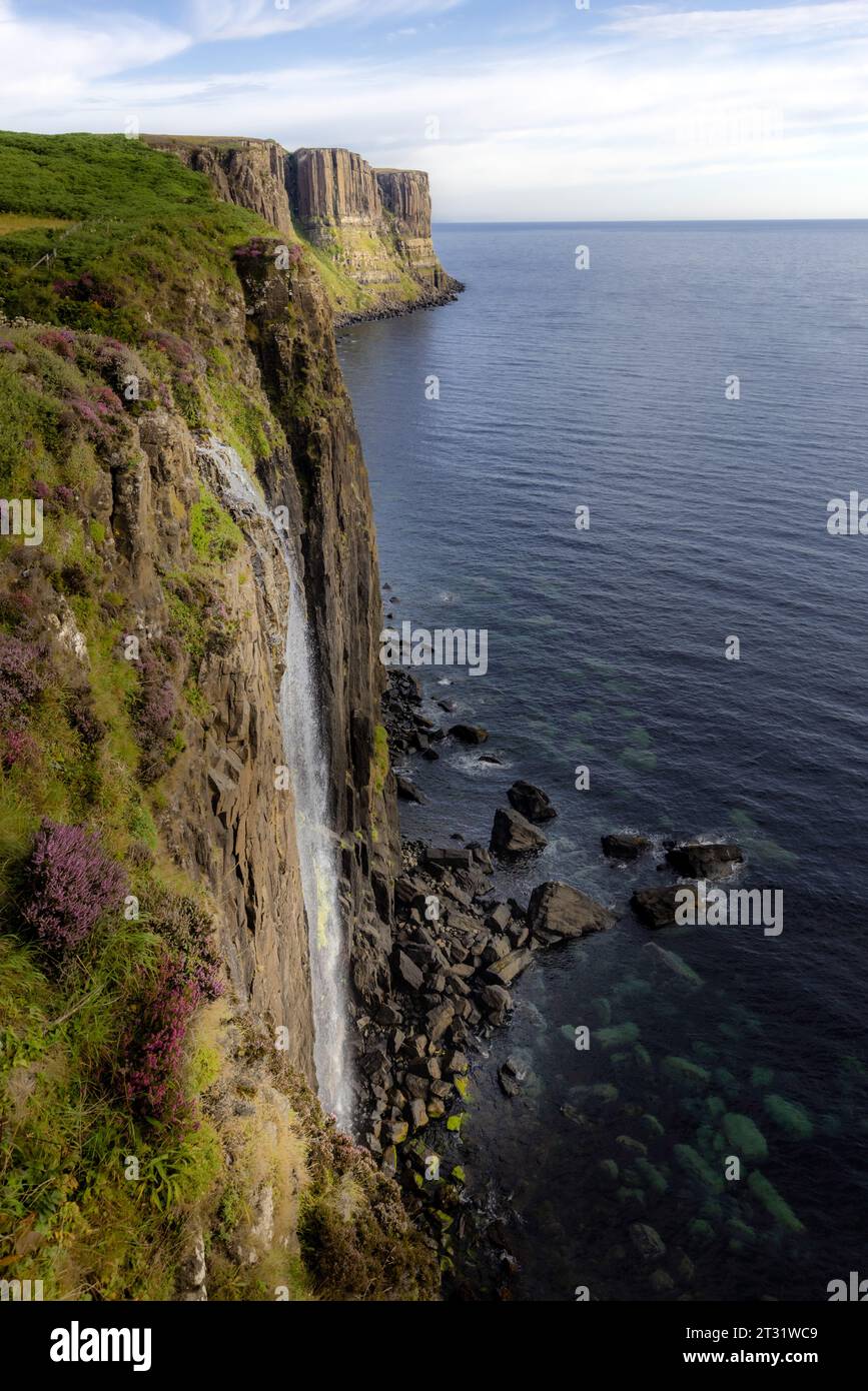 Kilt Rock ist eine hoch aufragende Klippe auf der Isle of Skye, die einem Kilt ähnelt und horizontale Schichten aus Basalt und Dolerit aufweist. Stockfoto
