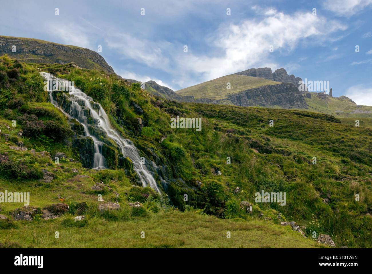 Die Bride's Veil Falls sind ein Wasserfall, der die Klippen des Trotternish Ridge auf der Isle of Skye, Schottland, herunterfällt und einem Hochzeitsschleier ähnelt. Stockfoto