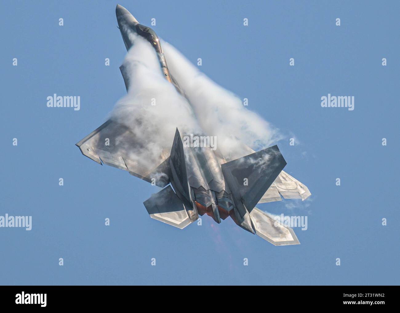 Ein F-22 Raptor Demonstrationsteam während der William Tell Air-to-Air-Waffen treffen sich am 13. September 2023 über Tybee Island, GA. Foto: Kaitlyn Ergish Stockfoto