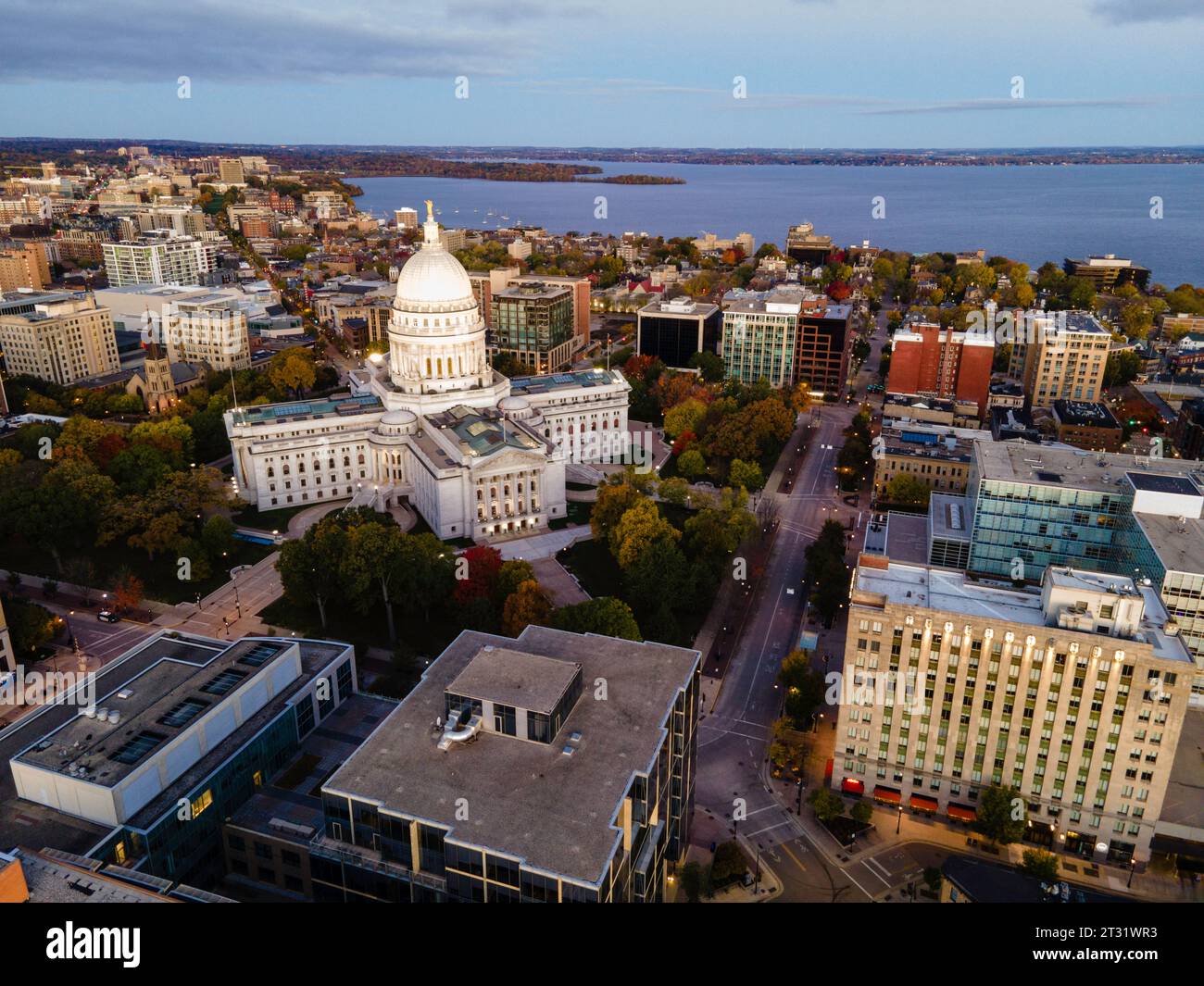 Luftaufnahme von Madison, Wisconsin bei einem wunderschönen Sonnenaufgang im Herbst. Stockfoto