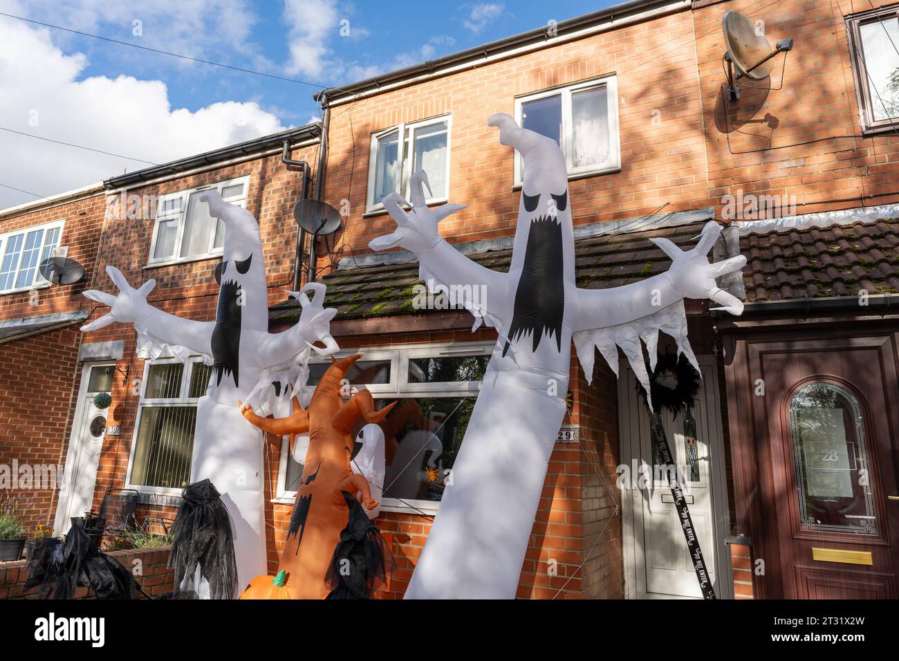 Ein Haus außerhalb in Washington, Großbritannien, dekoriert vor Halloween. Stockfoto