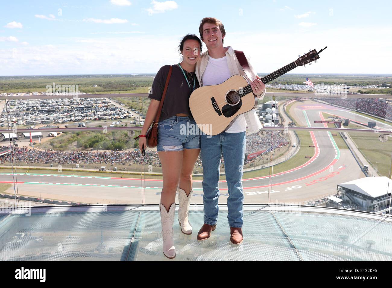 Austin, USA. Oktober 2023. Dylan Gossett (USA) Sänger der Nationalhymne mit seiner Frau Julia Stephenson. 22.10.2023. Formel-1-Weltmeisterschaft, Rd 19, Grand Prix der Vereinigten Staaten, Austin, Texas, USA, Renntag. Das Foto sollte lauten: XPB/Press Association Images. Quelle: XPB Images Ltd/Alamy Live News Stockfoto