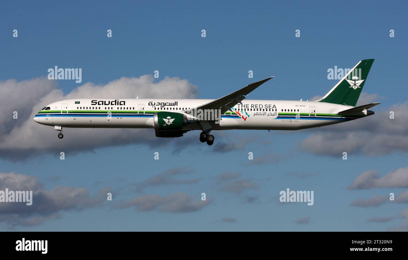 Eine Boeing 787-10 von Saudia Saudi Arabian Airlines mit einer speziellen Lackierung, die das Rote Meer-Resort in Richtung Gatwick anpreist Stockfoto