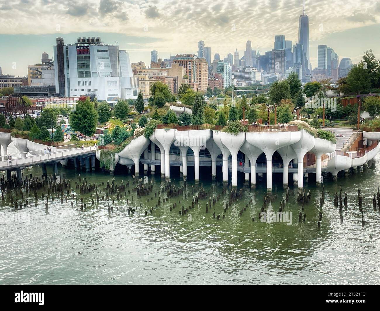 Little Island ist eine einzigartige urbane Oase im Hudson River Park Area, 2023, New York City, USA Stockfoto