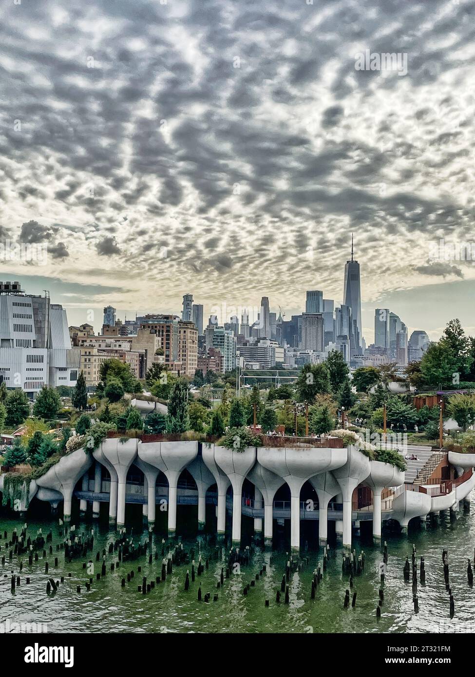 Little Island ist eine einzigartige urbane Oase im Hudson River Park Area, 2023, New York City, USA Stockfoto
