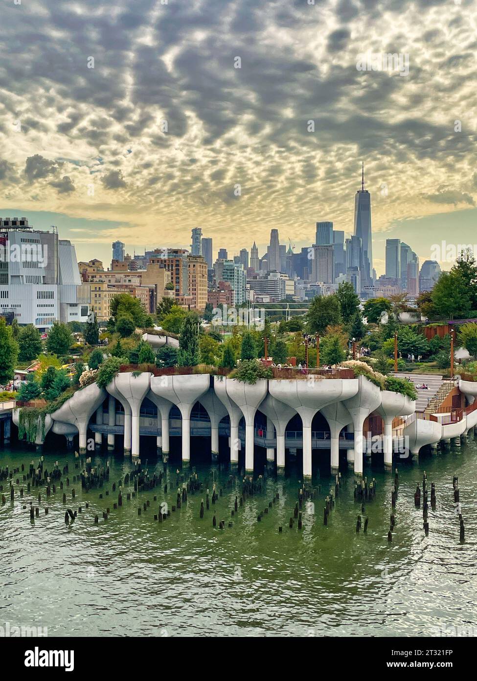 Little Island ist eine einzigartige urbane Oase im Hudson River Park Area, 2023, New York City, USA Stockfoto