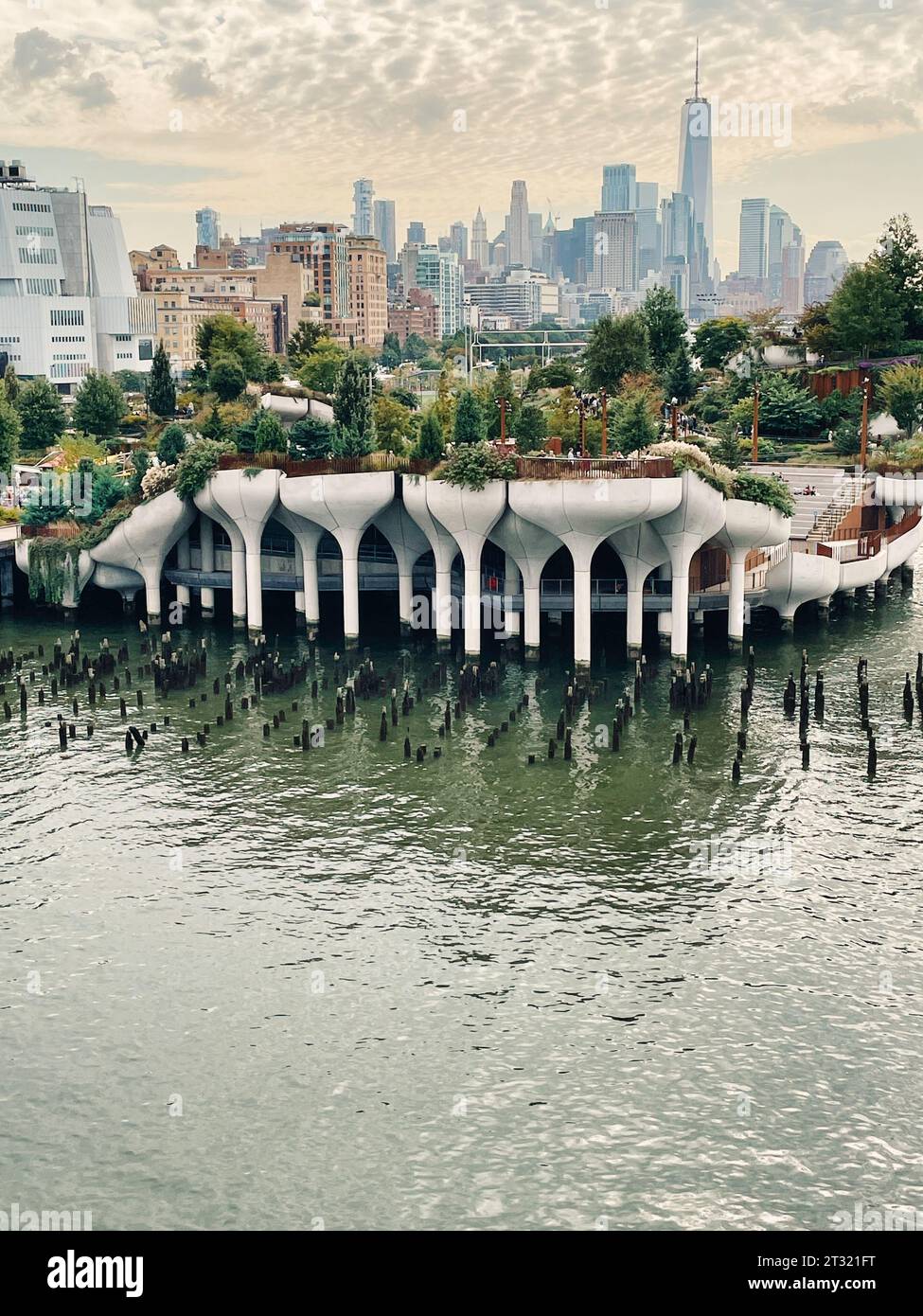 Little Island ist eine einzigartige urbane Oase im Hudson River Park Area, 2023, New York City, USA Stockfoto