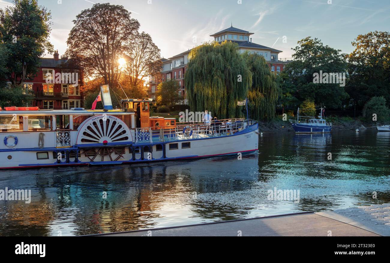 Richmond Upon Thames, London - 17. September 2022: Blick auf die Themse und ein großes Boot, das bei Sonnenuntergang schwimmt, mit Touristen, die die Reise genießen Stockfoto