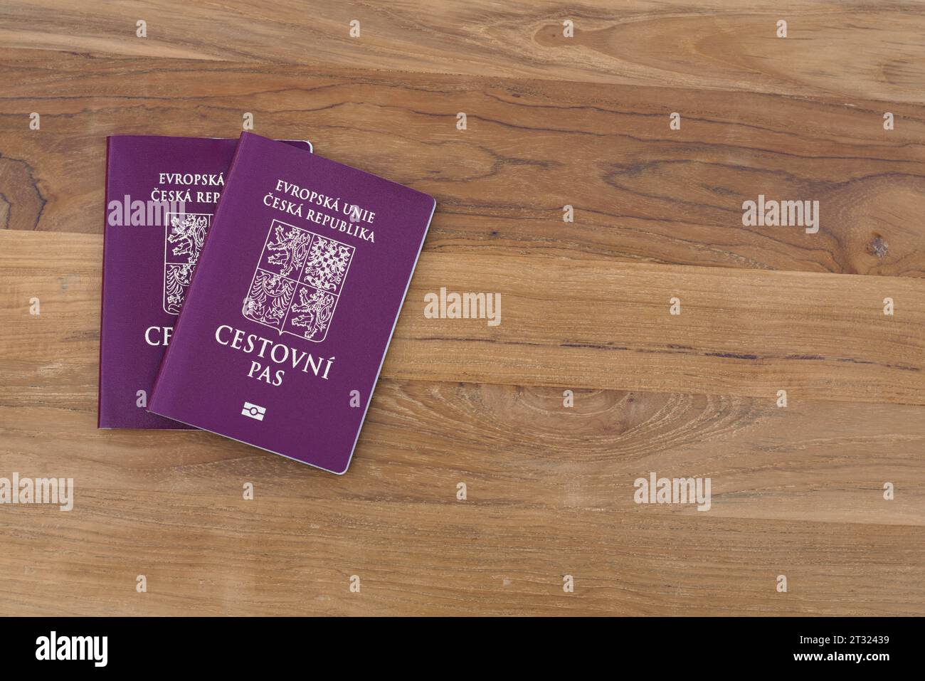 Reisepässe der Tschechischen republik und der Europäischen union. Reisekonzept. Rustikaler Hintergrund. Negativer Raum. Stockfoto