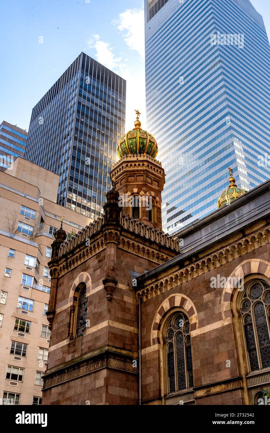 New York, NY - USA - 11. Oktober 2023 Central Synagogue, eine im maurischen Stil erbaute Reformsynagoge aus dem 19. Jahrhundert. Entworfen von Henry Fernbach in Midtown Manhattan AS Stockfoto