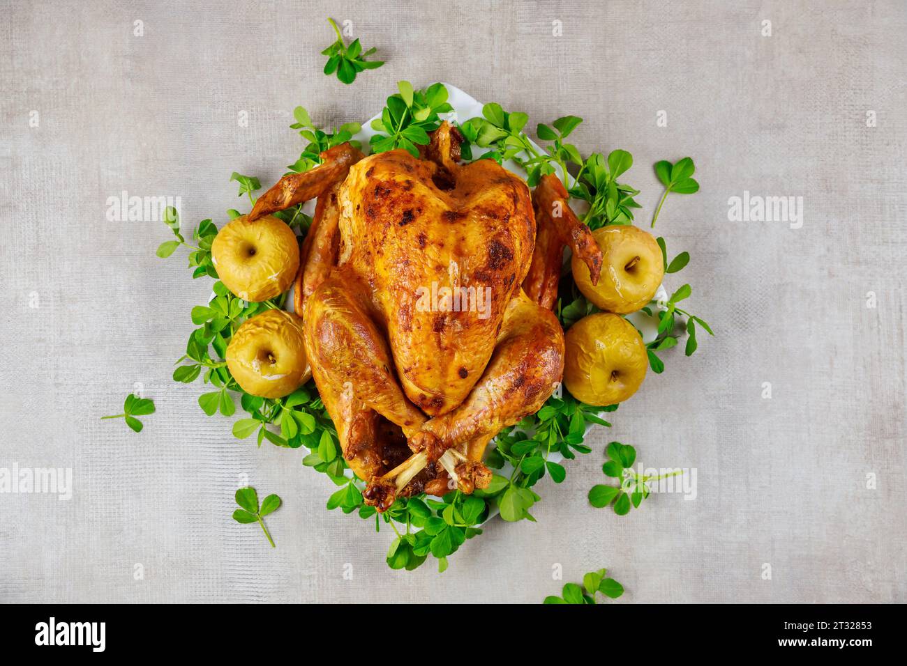 Blick von oben auf gerösteten truthahn auf grauer Oberfläche. Stockfoto