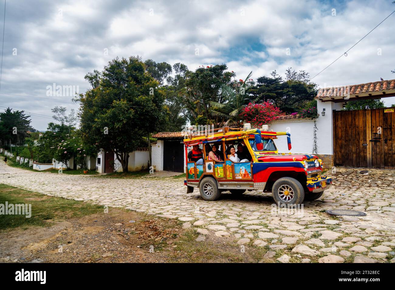Villa de Leyva, Kolumbien - 5. Januar 2023: Ein typischer farbenfroher Truck transportiert Touristen auf einer Tour durch die Sehenswürdigkeiten der Stadt Stockfoto