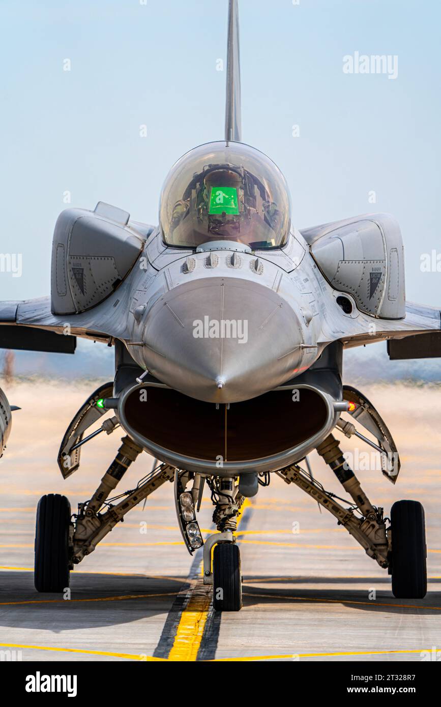 Kampfflugzeug in rollender Position. Stockfoto