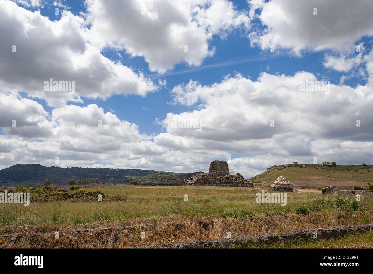 Alte megalithische Nuraghe Santu Antine in Sardinien, Italien Stockfoto